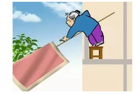 一大妈用被单结绳，从封控楼栋4楼空降时跌
