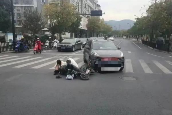 受伤还得负全责！骑行者为自己的行为“买单