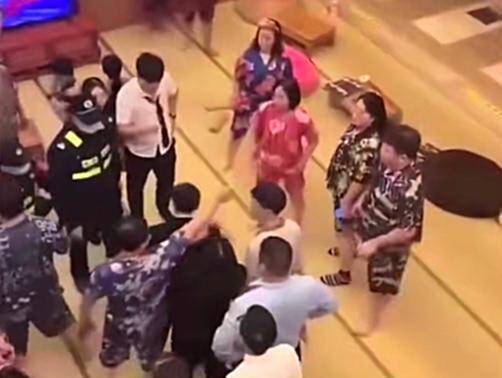 美女洗桑拿因放屁崩到别人引发群殴