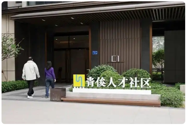 北上广深多地“抢人”推新政：大学生求职免